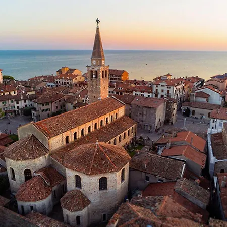 Spacious And Comfortable In Apartment *