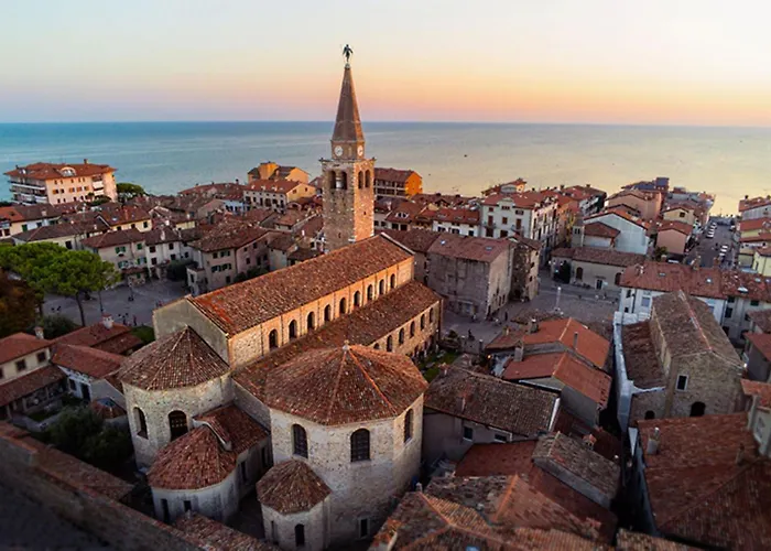 Spacious And Comfortable In Apartment *